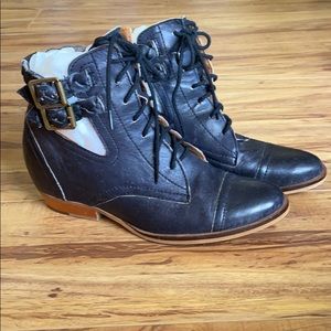 Látigo Abi cut out ankle boots